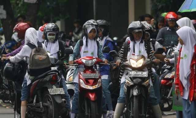 Ilustrasi pelajar SMA sedang mengendarai motor. Foto: dok. istimewa