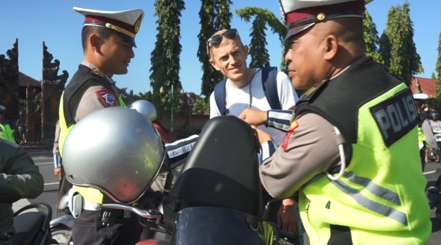 Operasi Zebra di Klungkung; Bule Pun Pasrah 