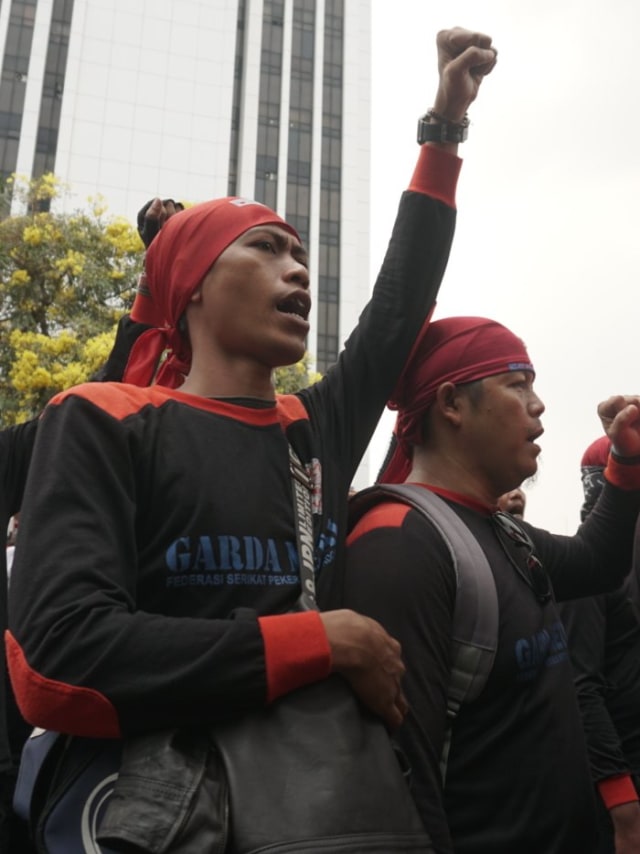 Sejumlah buruh berunjuk rasa di depan Gedung Kemnaker, Jakarta, Kamis (31/10). Foto: Iqbal Firdaus/kumparan