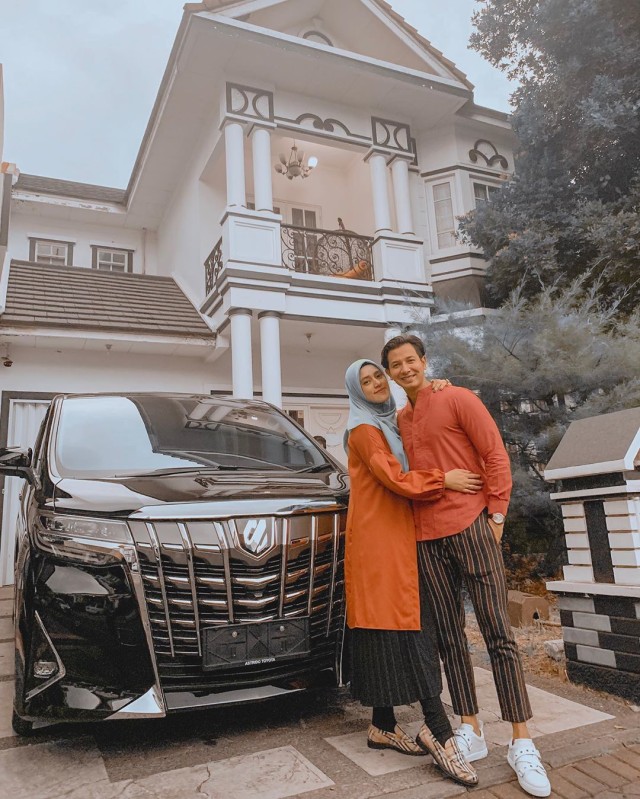 Fairuz A Rafiq dapat hadiah mobil mewah dari suami, Sonny Septian. Foto: Instagram/@fairuzarafiq