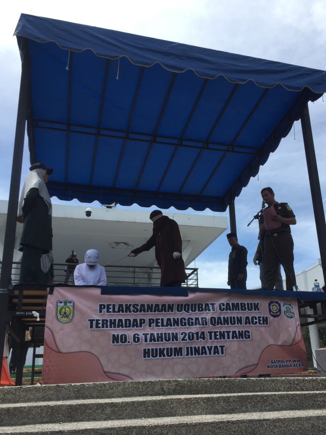 Proses eksekusi hukum cambuk di Taman Sari, Kota Banda Aceh.  Foto:  Zuhri Noviandi/kumparan 
