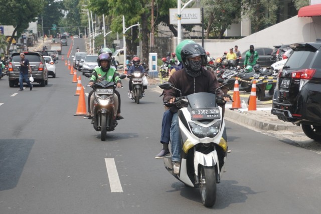 Pemotor melintas di kawasan Kemang, Kamis (31/10/2019). Foto: Iqbal Firdaus/kumparan