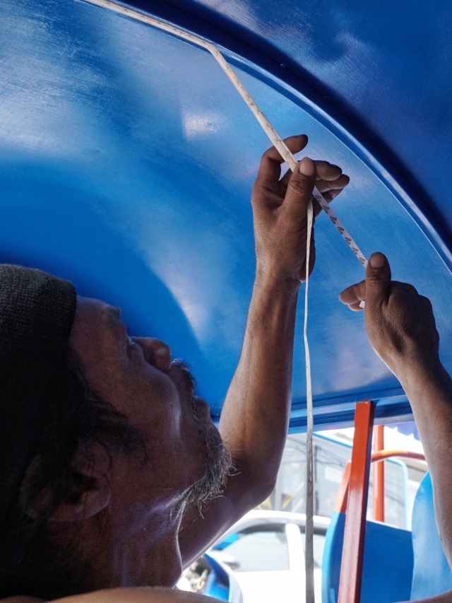 Pekerja menyelesaikan modifikasi 'odong-odong' di salah satu bengkel di kawasan Cipinang, Jakarta, Kamis (31/10).  Foto: Jamal Ramadhan/kumparan