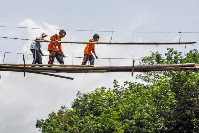 Jembatan bambu yang rusak di Kampung Cigedang, Desa Leuwiipuh, Lebak, Banten, Rabu (30/10/2019). Foto: ANTARA FOTO/Muhammad Bagus Khoirunas
