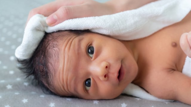 Bayi pakai handuk Foto: Shutterstock