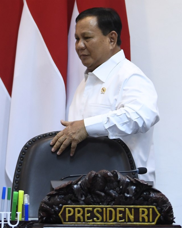 Menteri Pertahanan Prabowo Subianto bersiap mengikuti rapat terbatas tentang program dan kegiatan bidang politik, hukum dan keamanan di Kantor Presiden. Foto: ANTARA FOTO/Puspa Perwitasari