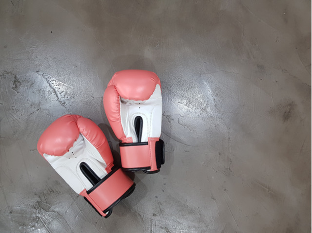 Ilustrasi versus | Photo by Arisa Chattasa on Unsplash