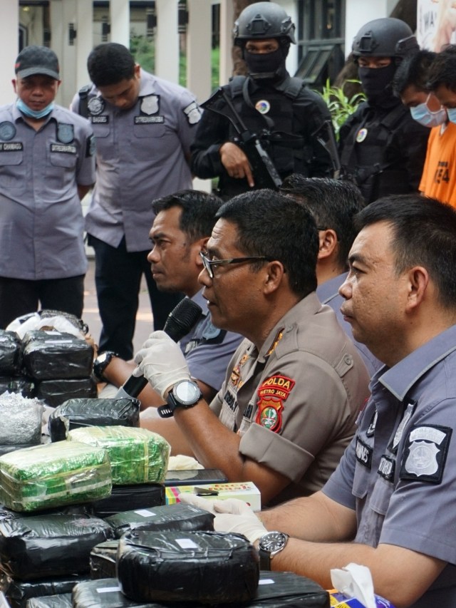 Kabid Humas Polda Metro Jaya Kombes Pol Argo Yuwono (kedua kanan) pada rilis kasus penyelundupan sabu di Ditres Narkoba Polda Metro Jaya, Jakarta, Kamis (31/10/2019). Foto: Nugroho Sejati/kumparan