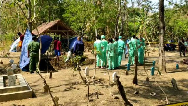 Kepolisian membongkar makam Rahadi (58) warga Desa Kendayakan, Kecamatan Warureja, Kabupaten Tegal yang menjadi korban pembunuhan oleh anak kandungnya. (Foto: Syaifullah)