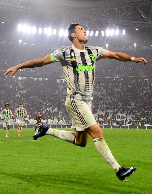 Cristiano Ronaldo merayakan gol dengan mengenakan jersi baru Juventus. Foto: Reuters/Massimo Pinca