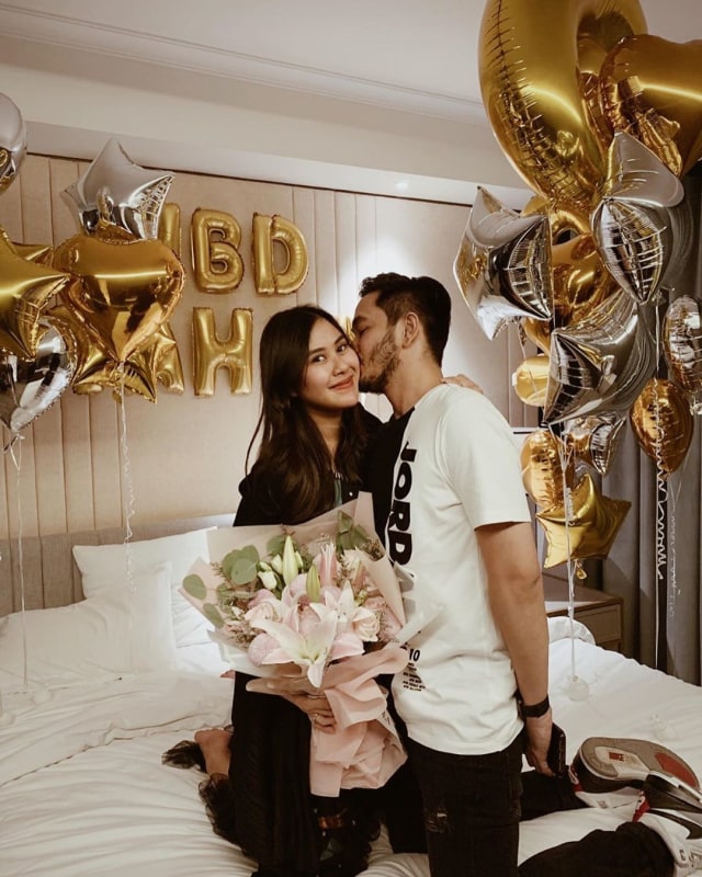 Kejutan ulang tahun untuk Syahnaz Sadiqah dari Jeje Govinda. Foto: Instagram/@syahnazs