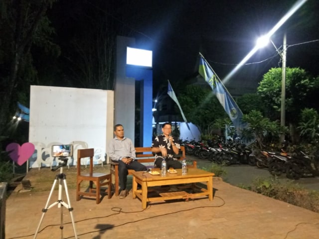 Suasana diskusi di Kafe Pustaka, Universitas Negeri Malang. Foto: rezza do'a lathanza/tugumalang.id