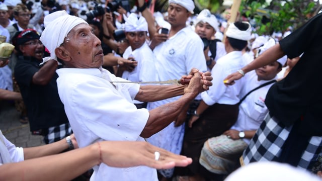 ilustrasi : Tradisi Ngurek di Bali  (Foto: Flickr @AKP_Agus Kurniawan Putra)
