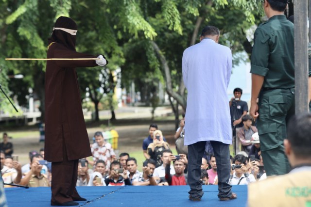 Pria berinisial MU, dicambuk di Taman Sari, Banda Aceh. Foto: Suparta/acehkini