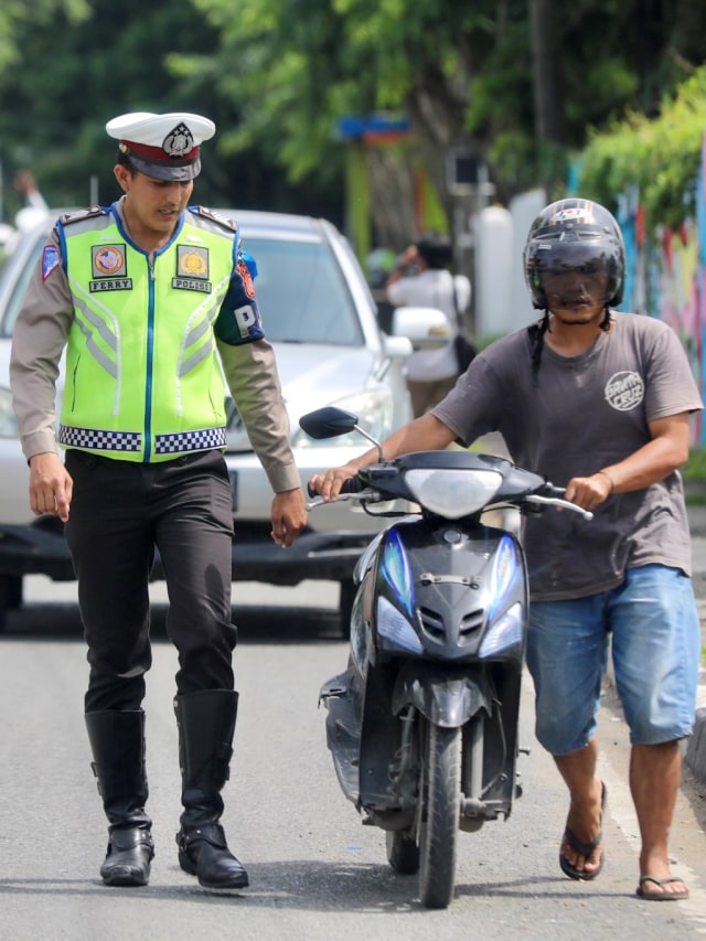 Polisi mengawal pengguna jalan saat razia terpadu di Jalan Teuku Umar, Banda Aceh. Foto: Suparta/acehkini