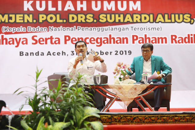 Kepala BNTP, Komjen Pol Suhardi Alius, (kiri) saat memberikan kuliah umum di depan mahasiswa Unsyiah di Banda Aceh, Aceh, Kamis (31/10). Foto: Dok. Unsyiah