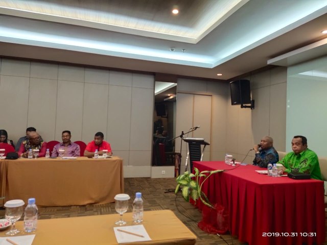Gubernur Papua Barat Dominggus Mandacan didampigi Asisten I Musa Kamudi mengelar Rapat konsolidasi, foto: Edi Musahidin