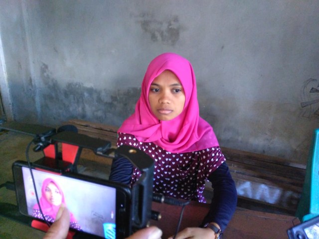 Fitriani Sali, kaka almarhum Randy, mahasiswa UHO yang tewas tertembak saat demonstrasi pada Kamis (26/9). Foto : Istimewa