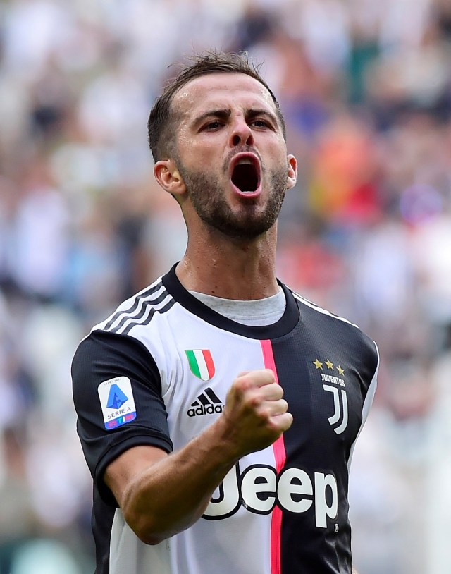 Pjanic merayakan gol ke gawang SPAL. Foto: Reuters/Massimo Pinca