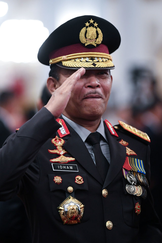 Kapolri Jenderal Pol Idham Azis memberi hormat seusai mengikuti upacara pelantikan yang dipimpin Presiden Joko Widodo di Istana Negara, Jakarta, Jumat (1/11/2019). Foto: ANTARA FOTO/Wahyu Putro A