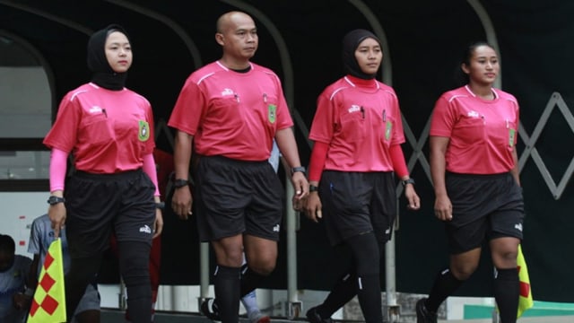 SHERLY Putri Yandayani (kiri) saat menjadi asisten wasit dalam Liga I Putri Nasional 2019. 