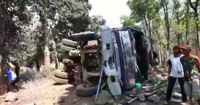 Truk Bermuatan Batu Terguling di Pasuruan, Timpa Pemotor hingga Tewas