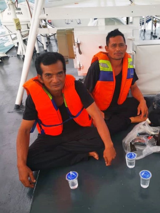 Nelayan indonesia yang diselamatkan kapal pesiar saat terapung di perairan di Johor Bahru, Malaysia.
 Foto: Dok. Polda Kepulauan Riau