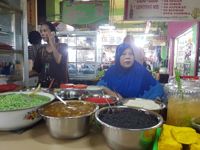 Ibu Umiyati (berbaju biru) yang melanjutkan usaha sang ibu di Pasar Blauran Surabaya.