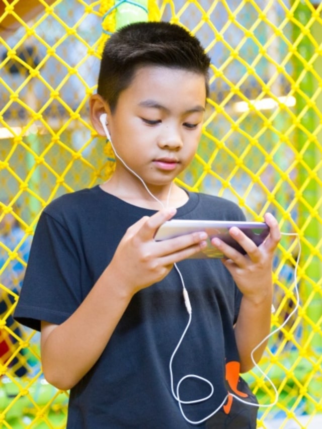 Ilustrasi anak main game di smartphone. Foto: Shutterstock