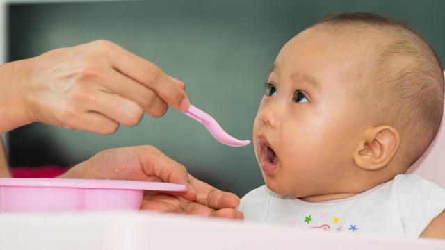 Ilustrasi bayi makan. Foto: Shutterstock