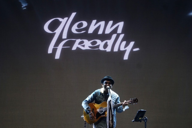 Penampilan Glenn Fredly di Festival Sewindu Tulus di Istora Senayan, Jakarta, Jumat (1/11). Foto: Fanny Kusumawardhani/kumparan 