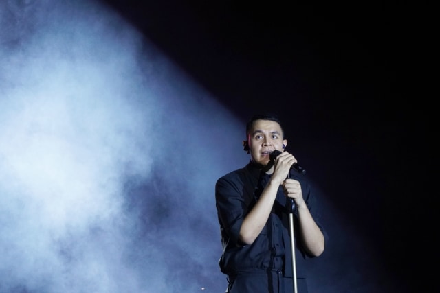 Penampilan Tulus pada Festival Sewindu Tulus di Istora Senayan, Jakarta, Jumat (1/11). Foto: Fanny Kusumawardhani/kumparan