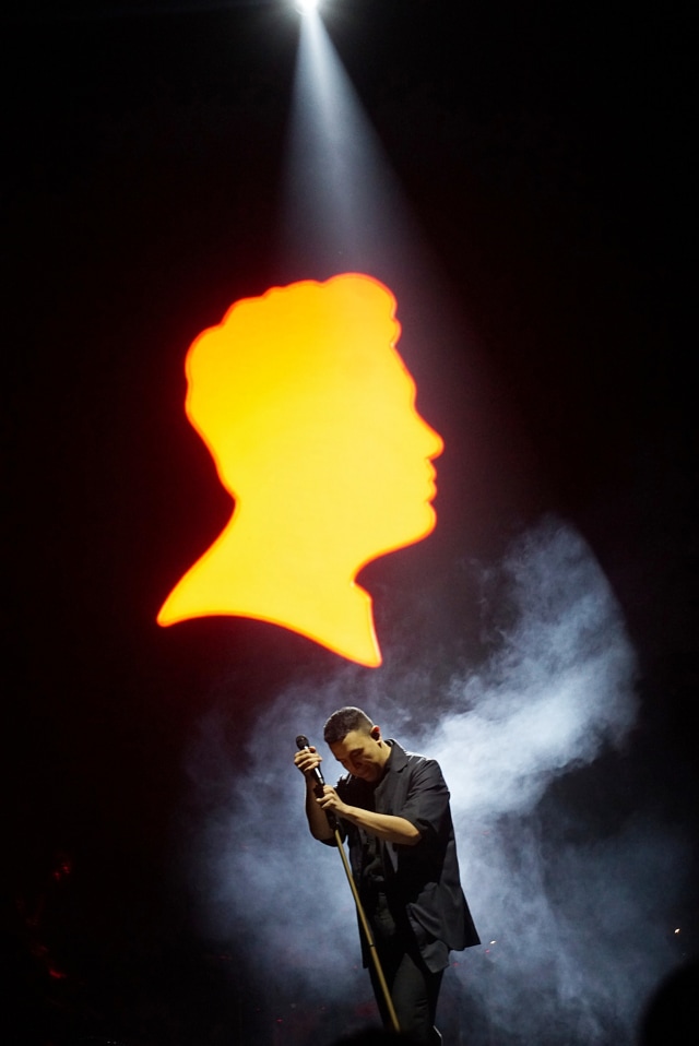 Penampilan Tulus pada Festival Sewindu Tulus di Istora Senayan, Jakarta, Jumat (1/11). Foto: Fanny Kusumawardhani/kumparan