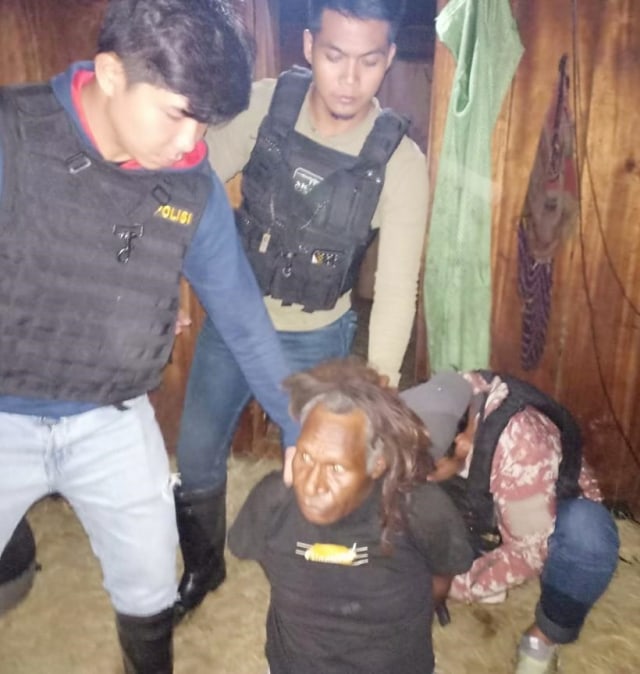 Polisi mengamankan salah satu pelaku kerusuhan di Wamena. Foto: Dok. Polada Papua 