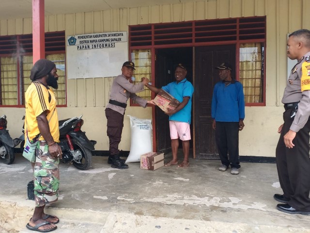 Suasanan penyerahan penghargaan berupa sembako kepada kapung yang telah menjaga keamanan,foto: Istimewa
