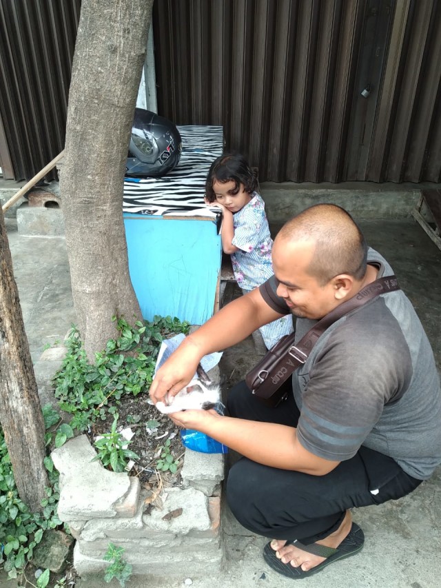 Yayan sedang merawat kucing liar. Foto: Mardianty/acehkini
