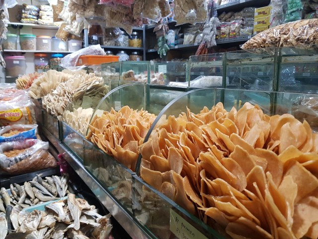 Aneka kerupuk ikan, ikan asin, petis, sambal, dan lorjuk jadi oleh-oleh khas dari Surabaya sejak dulu. Foto-foto :  Windy Goestiana/Basra