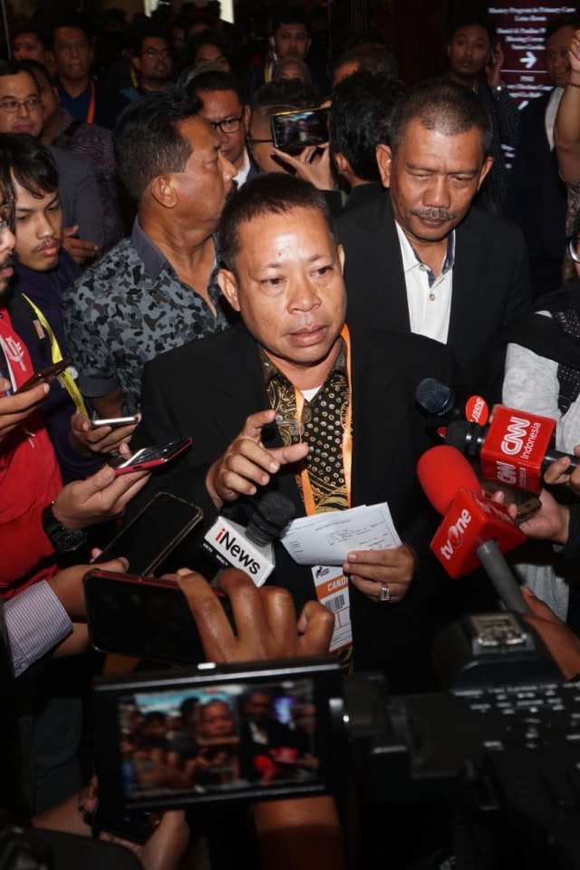 Caketum PSSI, Sarman El Hakim, memberi keterangan pada pewarta di KLB PSSI. Foto: kumparan/Fanny Kusumawardhani