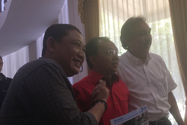 Gubernur Bali Wayan Koster (tengah) dan Dirut PT Pelindo III Doso Agung (kiri) di Rumah Dinas Gubernur Bali.  Foto: Denita BR Matondang/kumparan 