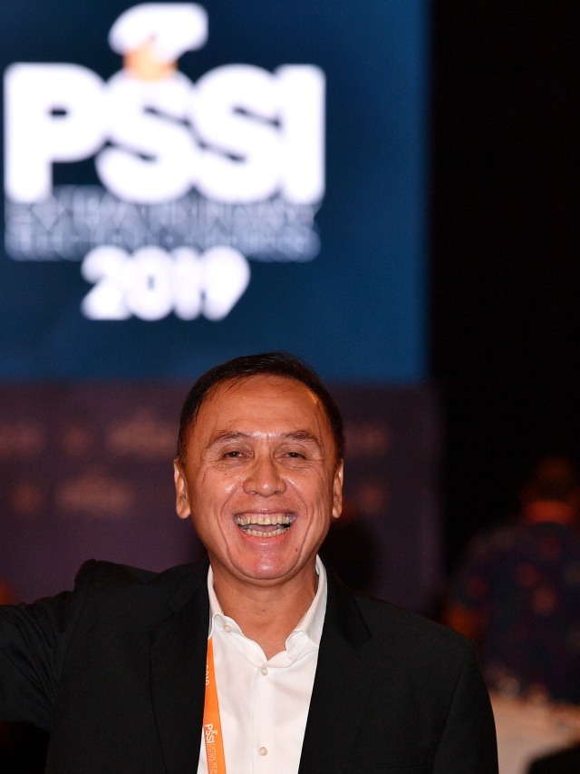 Calon Ketua Umum PSSI M Iriawan melambaikan tangannya saat pembukaan Kongres Luar Biasa (KLB) PSSI di Jakarta, Sabtu (2/11).  Foto: ANTARA FOTO/Sigid Kurniawan