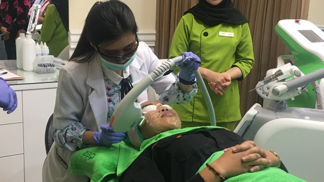 Perawatan di ZAP ditangani langsung dokter kulit.  Foto:  Irish Tamzil/kumparan 