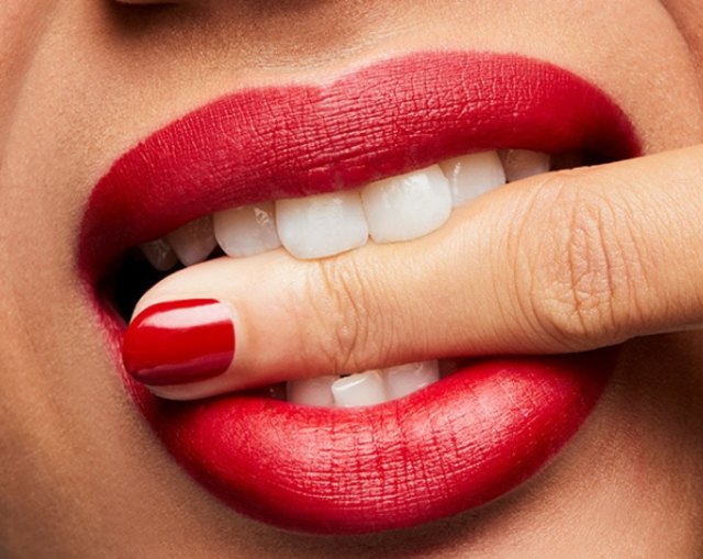 Warna lipstik yang bisa bikin gigi terlihat lebih putih. Foto: dok. MAC