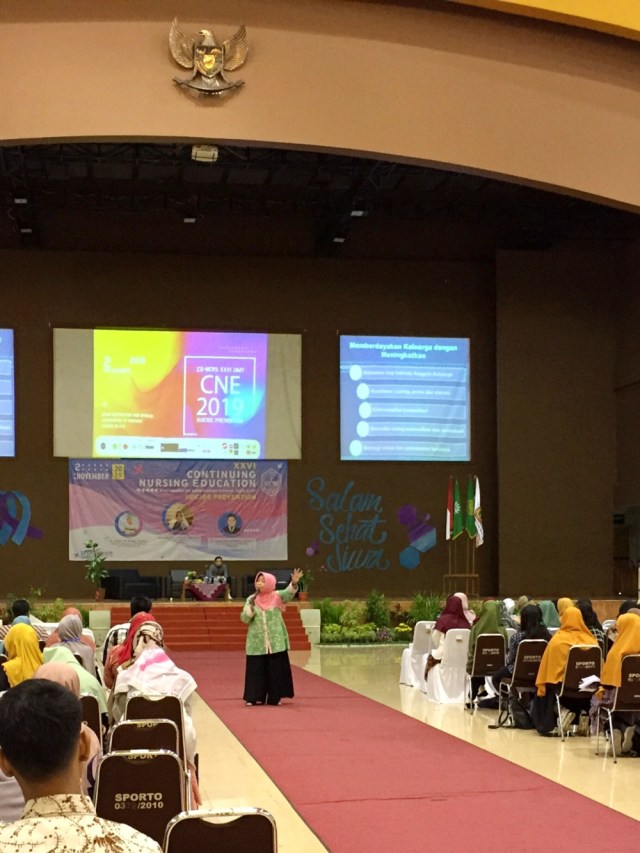 Achir Yani S Hamid, pada Continuing Nursing Education XXVI diselenggarakan oleh Mahasiswa Program Studi Pendidikan Profesi Ners FKIK UMY, DIY, Sabtu (2/11). Foto: Arfiansyah Panji Purnandaru/kumparan 