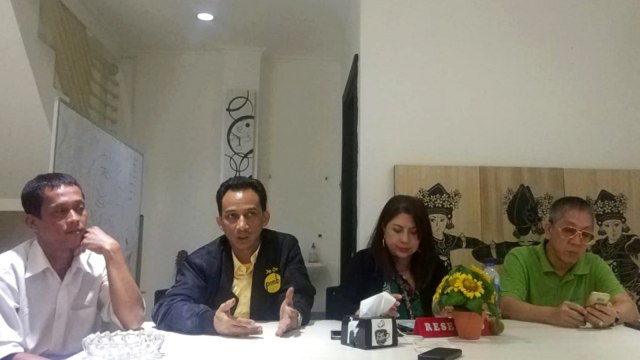 Forum Solidaritas Peduli Korban Penipuan Investasi (FSPKPI) dan sejumlah korban saat konferensi pers di Kawasan Jakarta Selatan, Sabtu (2/11/2019). Foto: Adhim Mugni Mubarok/kumparan