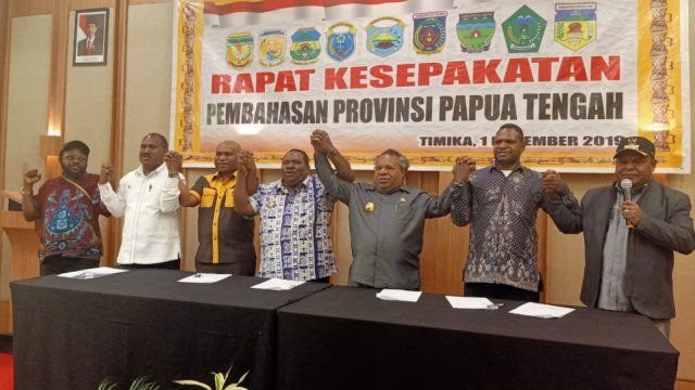 Rapat kesepakatan terkait pembahasan Provinsi Papua Tengah oleh tujuh kepala daerah di Papua. Foto: Ricky Febrian/kumparan