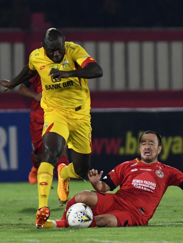 Pemain Semen Padang FC Yu Hyunkoo (kanan) merebut bola dari pemain Bhayangkara FC Herman Dzumafo Epandi pada lanjutan Liga 1 Indonesia di Stadion PTIK, Jakarta. Foto: ANTARA FOTO/Nova Wahyudi