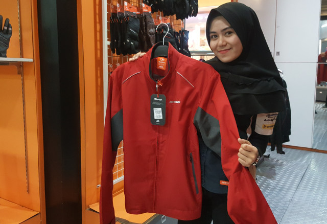 Jaket anti hujan dan angin di Respiro Palembang Square, Sabtu (2/11).