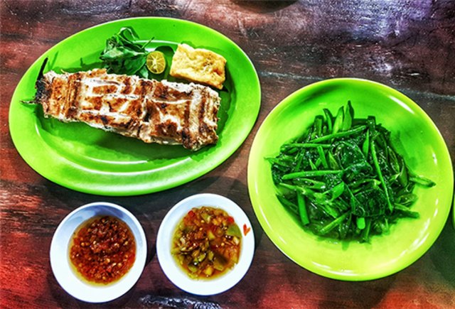 Menu paket ikan bakar di rumah makan 'Nyanda Sadap' Kota Manado, Sulawesi Utara (foto: isa anshar jusuf/manadobacirita)
