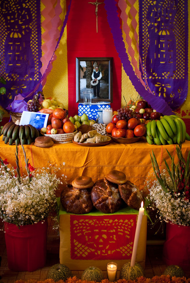Ofrenda yang telah dilengkapi dengan makanan kesukaan almarhum  Foto: Wikimedia Commons