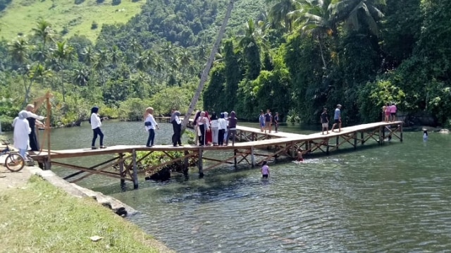 Pintu masuk menuju Jembatan Baho Pombine, terletak di Desa Kolono, Kecamatan Bungku Timur, Kabupaten Morowali, Sulteng. Foto: Intan/PaluPoso